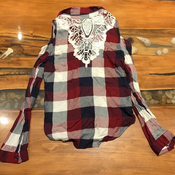 Cold shoulder checkered shirt - Picture 2 of 6